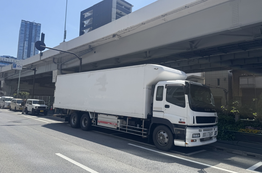 自社保有の大型冷蔵トラック
